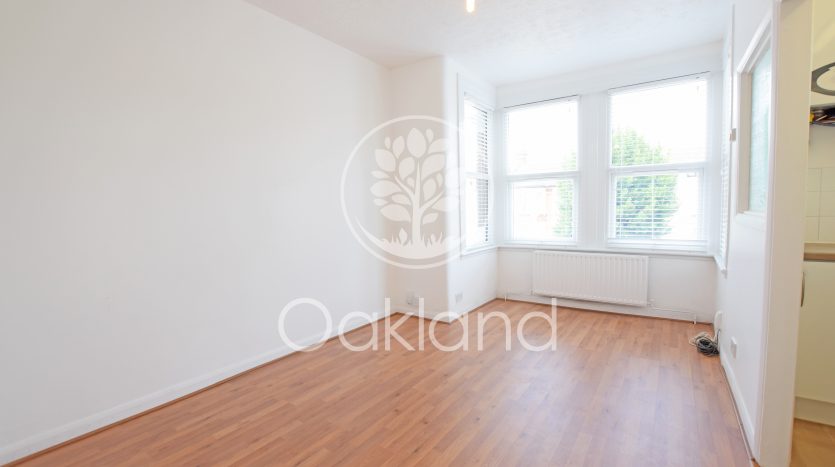 1 Bedroom Flat To Rent in 21c De Vere Gardens, Ilford, IG1 