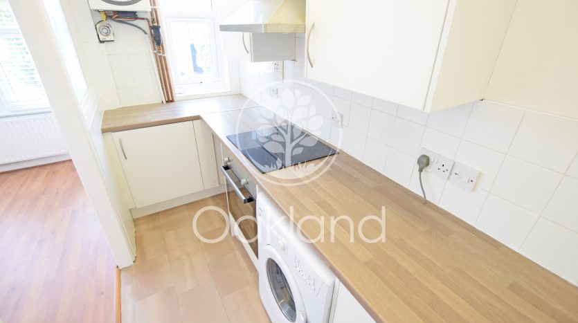 1 Bedroom Flat To Rent in 21c De Vere Gardens, Ilford, IG1 