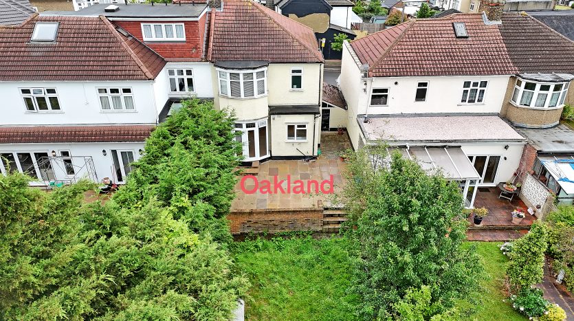 3 Bedroom Semi-Detached House To Rent in Avondale Crescent, Ilford, IG4 