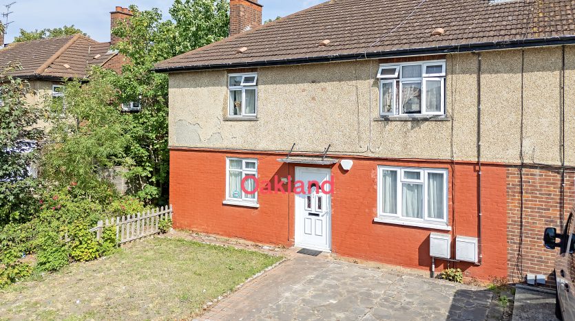 2 Bedroom Flat To Rent in Duke Road, Ilford, IG6 