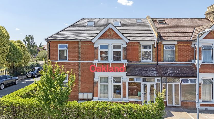 3 Bedroom Flat To Rent in Flat 3 (Second Floor), 72 Airthrie Road, Ilford, IG3 