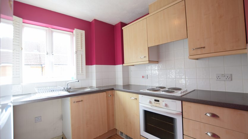 2 Bedroom Flat For Sale in St. James Gardens, Romford, RM6 