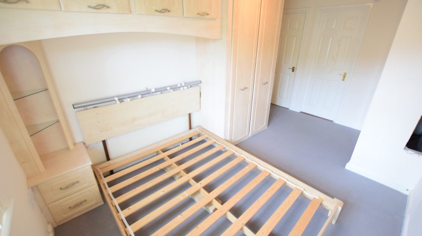 2 Bedroom Flat For Sale in St. James Gardens, Romford, RM6 
