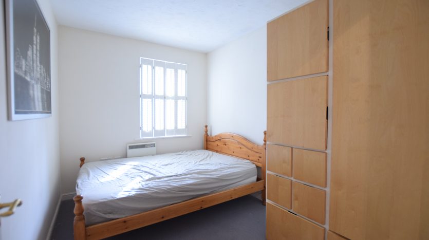 2 Bedroom Flat For Sale in St. James Gardens, Romford, RM6 
