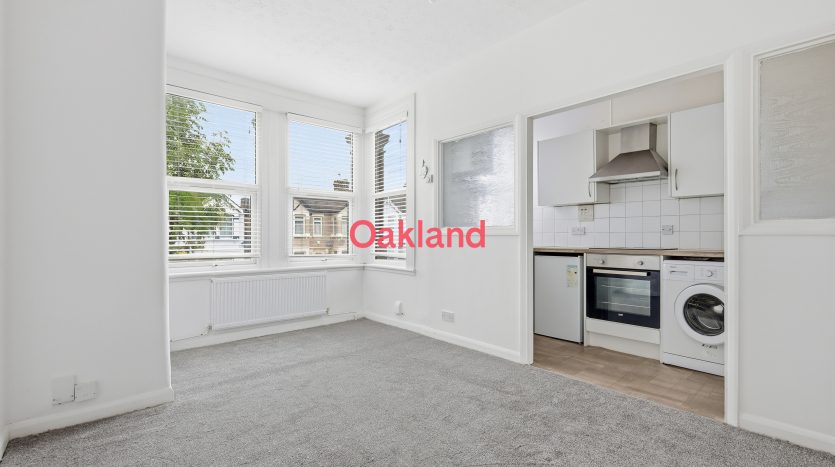 1 Bedroom Flat To Rent in 21c De Vere Gardens, Ilford, IG1