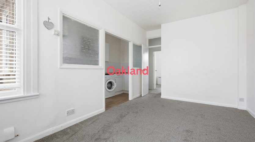 1 Bedroom Flat To Rent in 21c De Vere Gardens, Ilford, IG1
