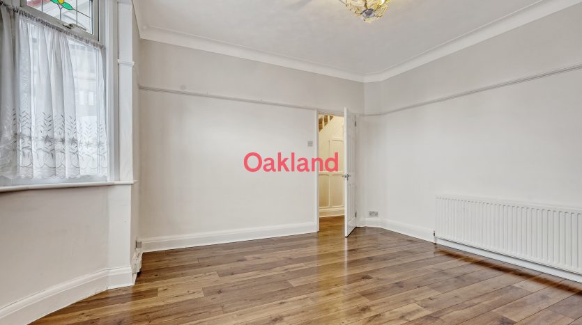 3 Bedroom Semi-Detached House To Rent in Avondale Crescent, Ilford, IG4 