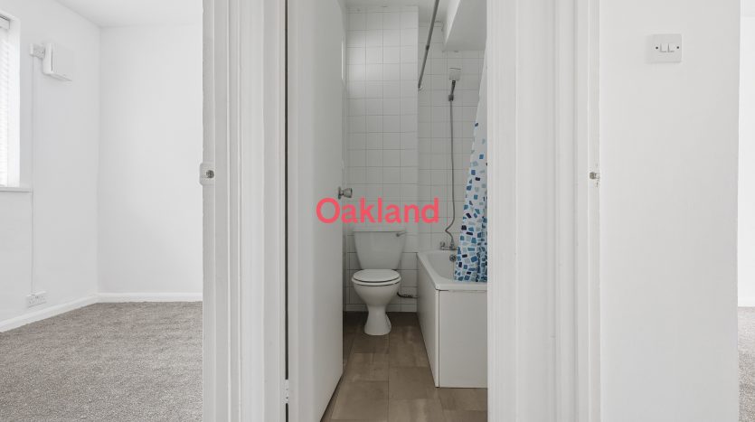 1 Bedroom Flat To Rent in 21c De Vere Gardens, Ilford, IG1