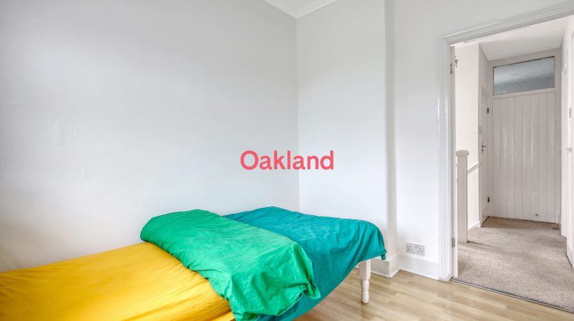 3 Bedroom Semi-Detached House To Rent in Avondale Crescent, Ilford, IG4 