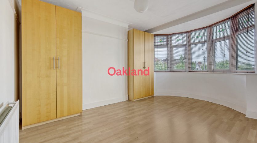 3 Bedroom Semi-Detached House To Rent in Avondale Crescent, Ilford, IG4 