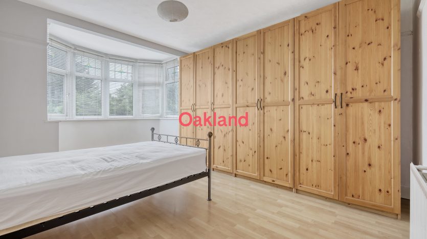 3 Bedroom Semi-Detached House To Rent in Avondale Crescent, Ilford, IG4 