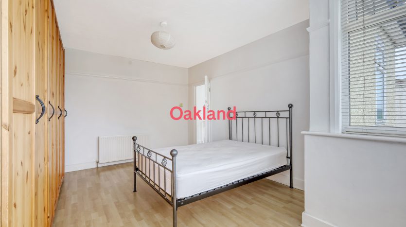 3 Bedroom Semi-Detached House To Rent in Avondale Crescent, Ilford, IG4 