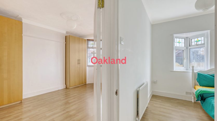 3 Bedroom Semi-Detached House To Rent in Avondale Crescent, Ilford, IG4 