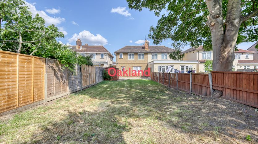 3 Bedroom Mid Terraced House To Rent in Crown Road, Ilford, IG6 