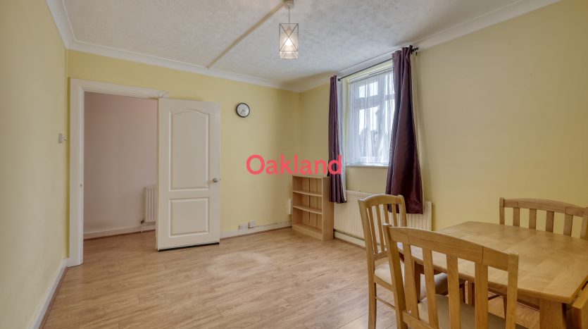 2 Bedroom Flat To Rent in Duke Road, Ilford, IG6 