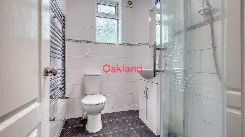 2 Bedroom Flat To Rent in Duke Road, Ilford, IG6 