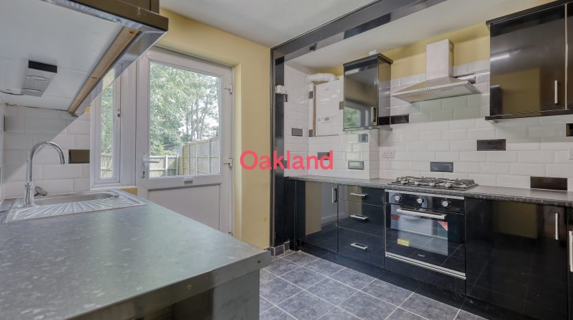 2 Bedroom Flat To Rent in Duke Road, Ilford, IG6 