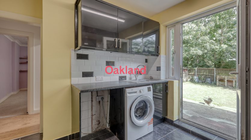 2 Bedroom Flat To Rent in Duke Road, Ilford, IG6 