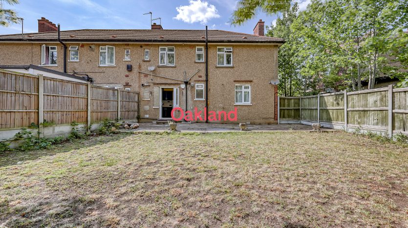 2 Bedroom Flat To Rent in Duke Road, Ilford, IG6 