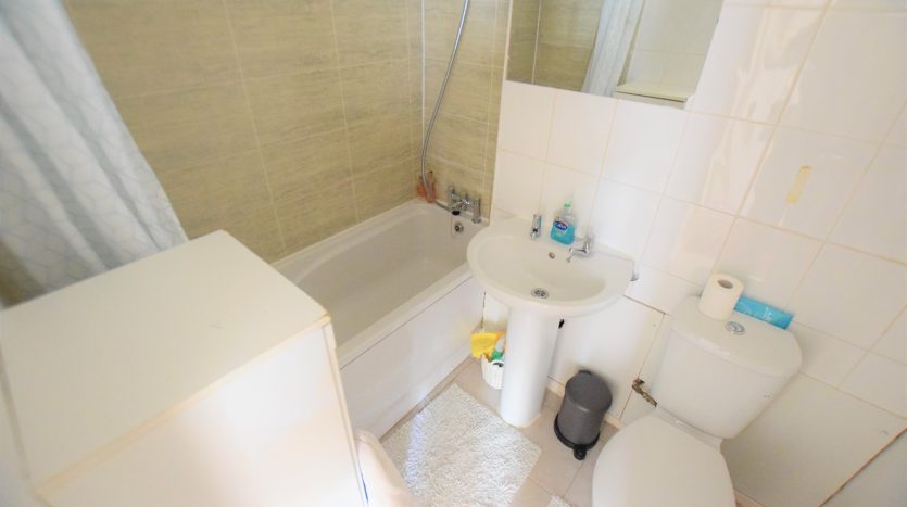 3 Bedroom House To Rent in Tiptree Crescent, Ilford, IG5 