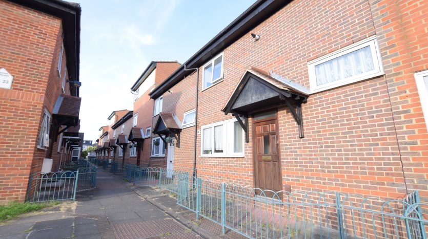 3 Bedroom House To Rent in Tiptree Crescent, Ilford, IG5 