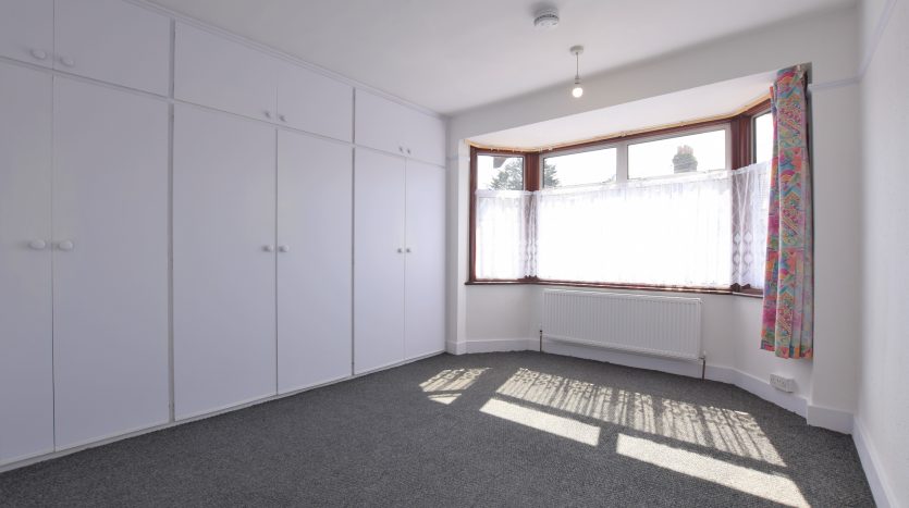 3 Bedroom End of Terrace House To Rent in Fallaize Avenue, Ilford, IG1 