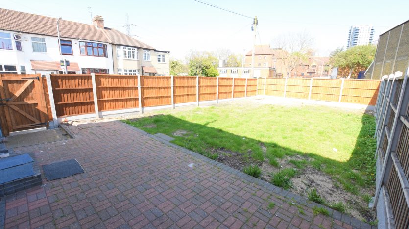 3 Bedroom End of Terrace House To Rent in Fallaize Avenue, Ilford, IG1 