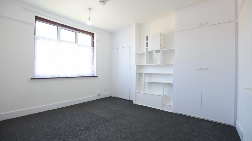 3 Bedroom End of Terrace House To Rent in Fallaize Avenue, Ilford, IG1 