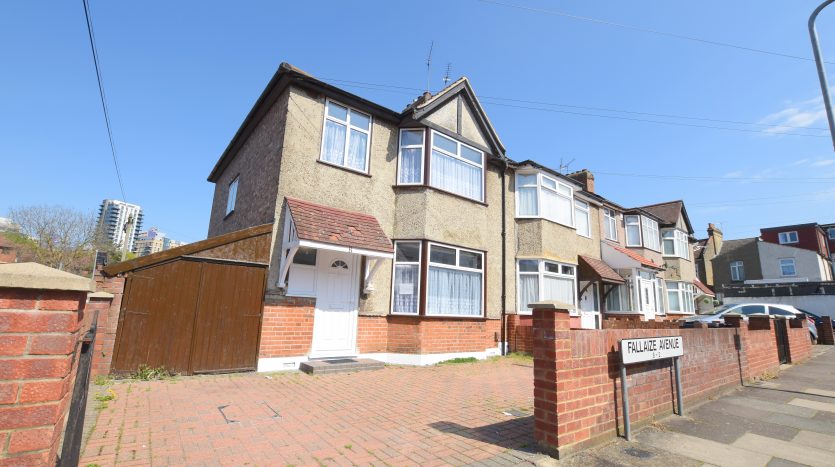 3 Bedroom End of Terrace House To Rent in Fallaize Avenue, Ilford, IG1 