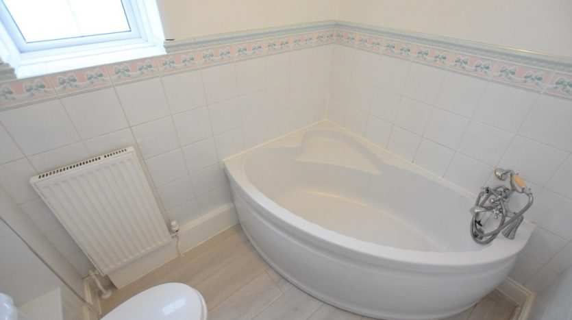 3 Bedroom  To Rent in Fencepiece Road, Chigwell, IG7 