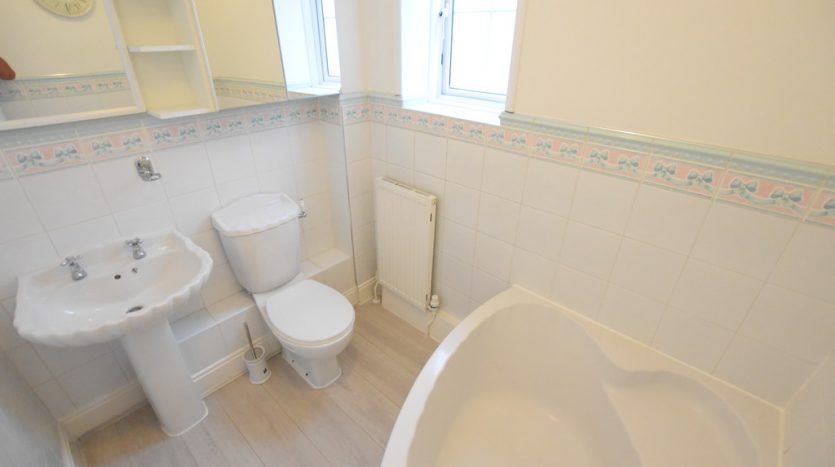3 Bedroom  To Rent in Fencepiece Road, Chigwell, IG7 