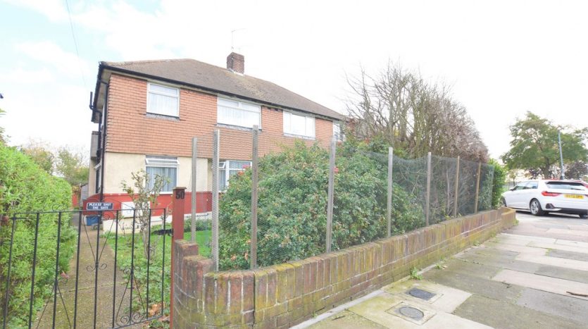 2 Bedroom  To Rent in Dryden Close, Hainault, IG6 