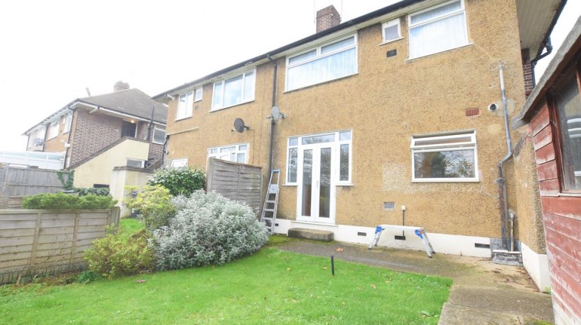 2 Bedroom  To Rent in Dryden Close, Hainault, IG6 