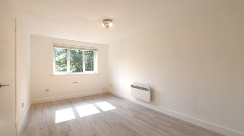 1 Bedroom  For Sale in High Road, Romford, RM6 