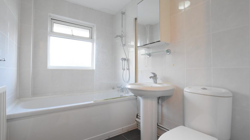 1 Bedroom  To Rent in Amanda Close, Chigwell, IG7 