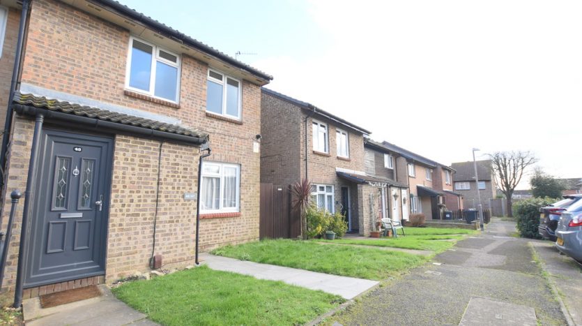 1 Bedroom  To Rent in Amanda Close, Chigwell, IG7 