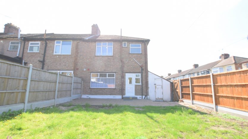 3 Bedroom End of Terrace House To Rent in Fallaize Avenue, Ilford, IG1 