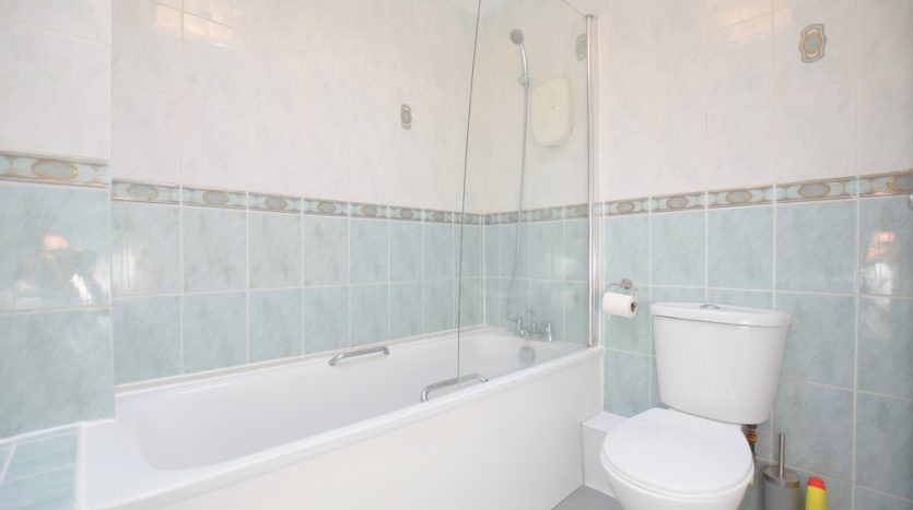 2 Bedroom  To Rent in Woodhaven Gardens, Barkingside, IG6 