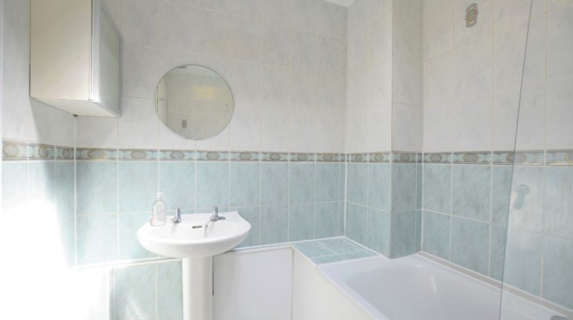 2 Bedroom  To Rent in Woodhaven Gardens, Barkingside, IG6 