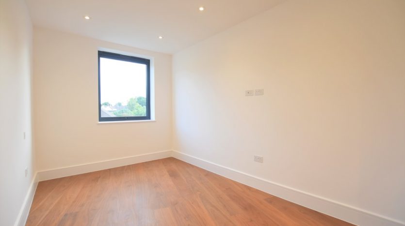 3 Bedroom  To Rent in High Road, Chigwell, IG7 