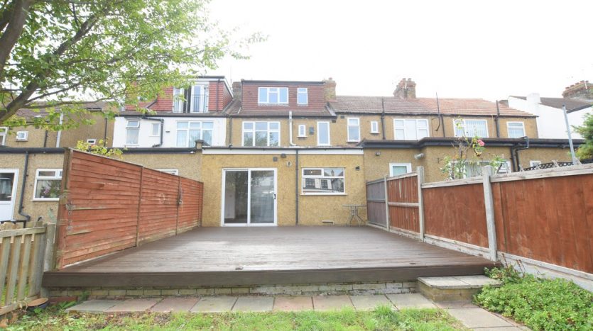 4 Bedroom  To Rent in Queenborough Gardens, Ilford, IG2 