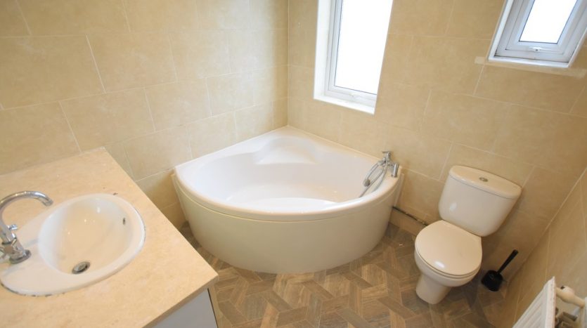 4 Bedroom  To Rent in Queenborough Gardens, Ilford, IG2 