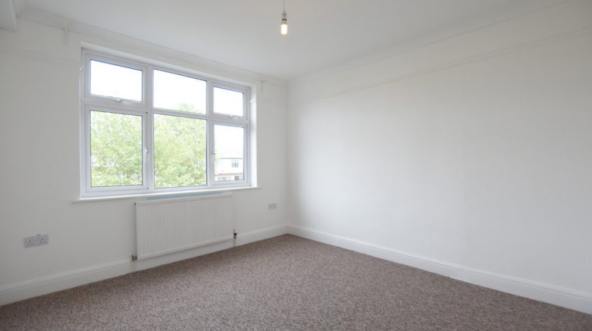 4 Bedroom  To Rent in Queenborough Gardens, Ilford, IG2 