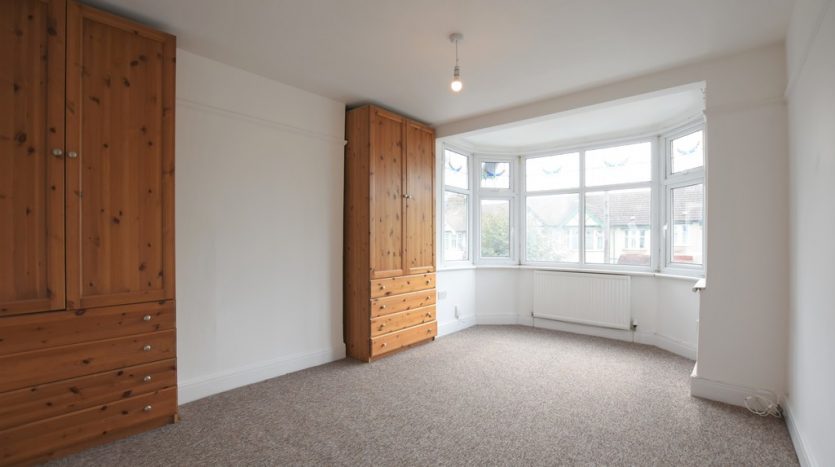 4 Bedroom  To Rent in Queenborough Gardens, Ilford, IG2 