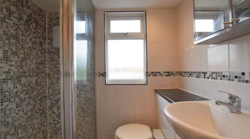 4 Bedroom  To Rent in Queenborough Gardens, Ilford, IG2 