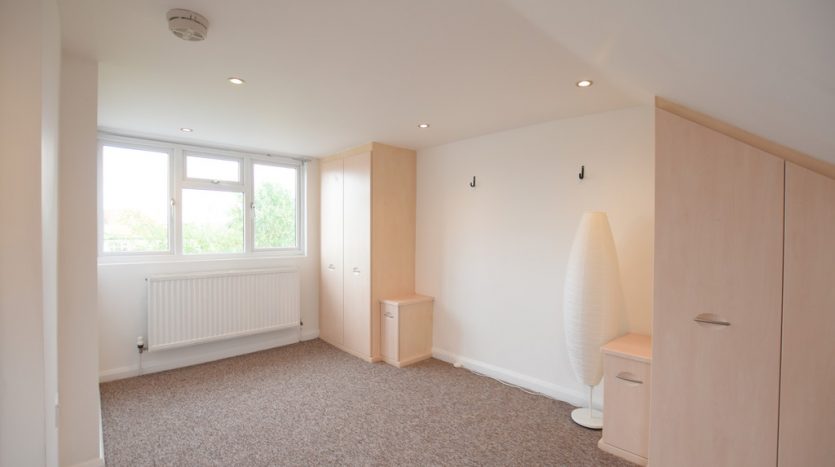 4 Bedroom  To Rent in Queenborough Gardens, Ilford, IG2 