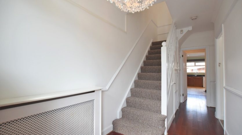 4 Bedroom  To Rent in Queenborough Gardens, Ilford, IG2 