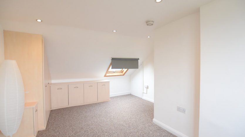 4 Bedroom  To Rent in Queenborough Gardens, Ilford, IG2 