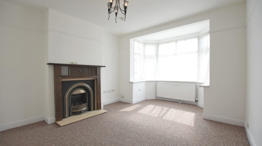 4 Bedroom  To Rent in Queenborough Gardens, Ilford, IG2 