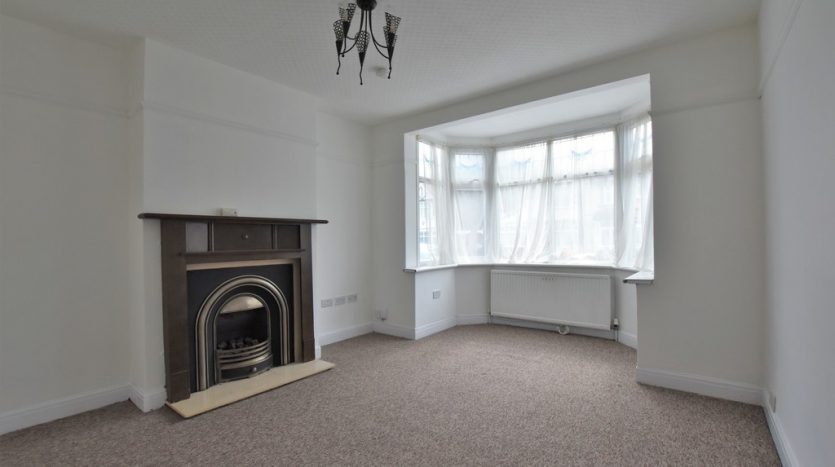 4 Bedroom  To Rent in Queenborough Gardens, Ilford, IG2 